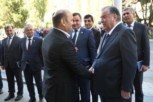 Президенти Тоҷикистон 56 манзили зист ба сокинон ва 6 хона ба омӯзгорони Донишгоҳи давлатии Хоруғ туҳфа намуданд img