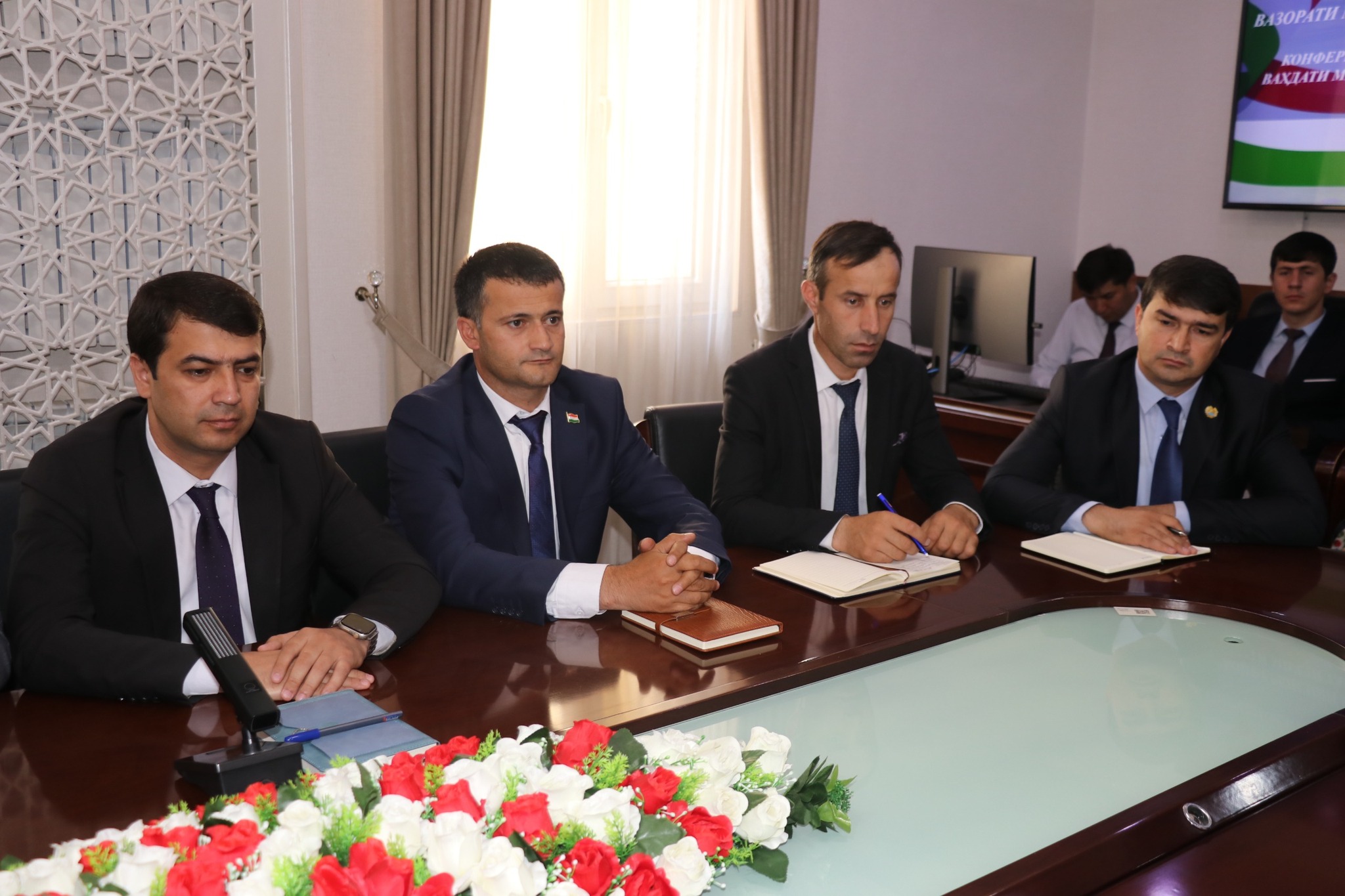 АЗ ВАҲДАТ ТО ШУКУФОӢ  КОНФЕРЕНСИЯИ ИЛМӢ -НАЗАРИЯВӢ БАХШИДА БА РӮЗИ ВАҲДАТИ МИЛЛӢ ДАР ВАЗОРАТ img