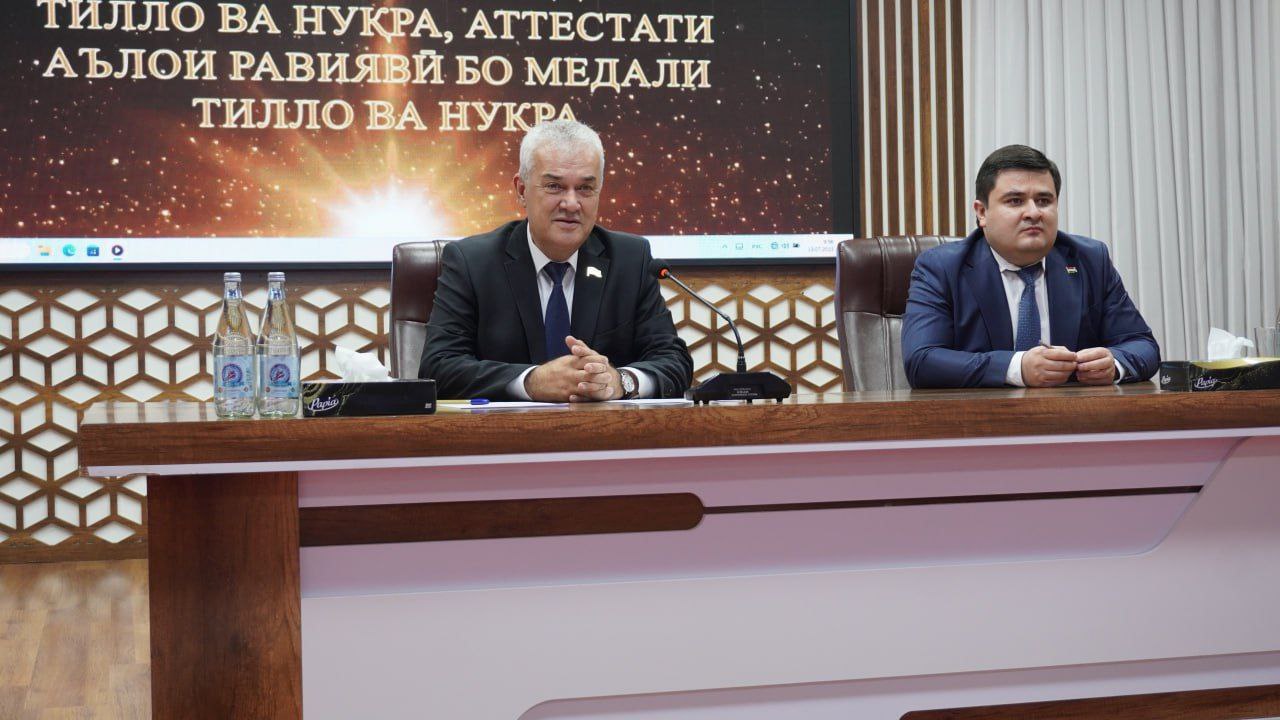 ﻿МАРОСИМИ ҶОИЗАСУПОРИИ ОЗМУНИ АТТЕСТАТИ АЪЛОИ УНИВЕРСАЛӢ БО МЕДАЛИ ТИЛЛО ВА НУҚРА, АТТЕСТАТИ АЪЛОИ РАВИЯВӢ БО МЕДАЛИ ТИЛЛО ВА НУҚРА img