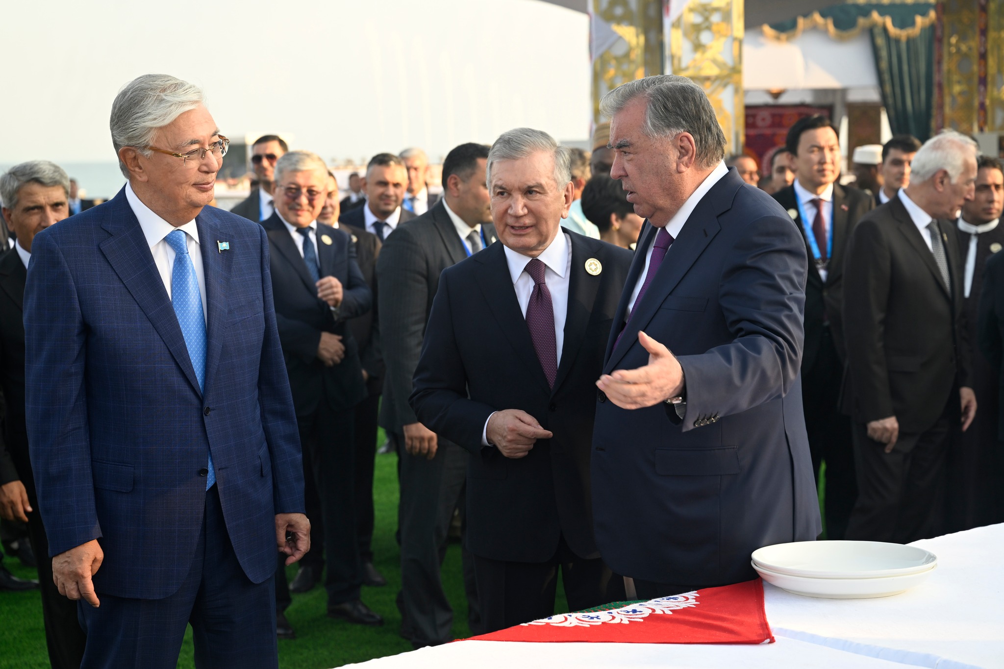 ﻿Боздид аз намоишгоҳи молҳои саноатӣ, кишоварзӣ, таомҳои миллӣ ва ҳунарҳои мардумии кишварҳои Осиёи Марказӣ ва Озарбойҷон img