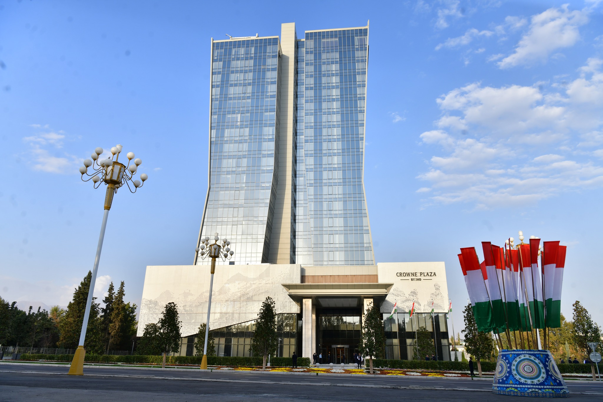 ﻿Ифтитоҳи меҳмонхонаи 5 ситорадори “Кровн Плаза Душанбе” img