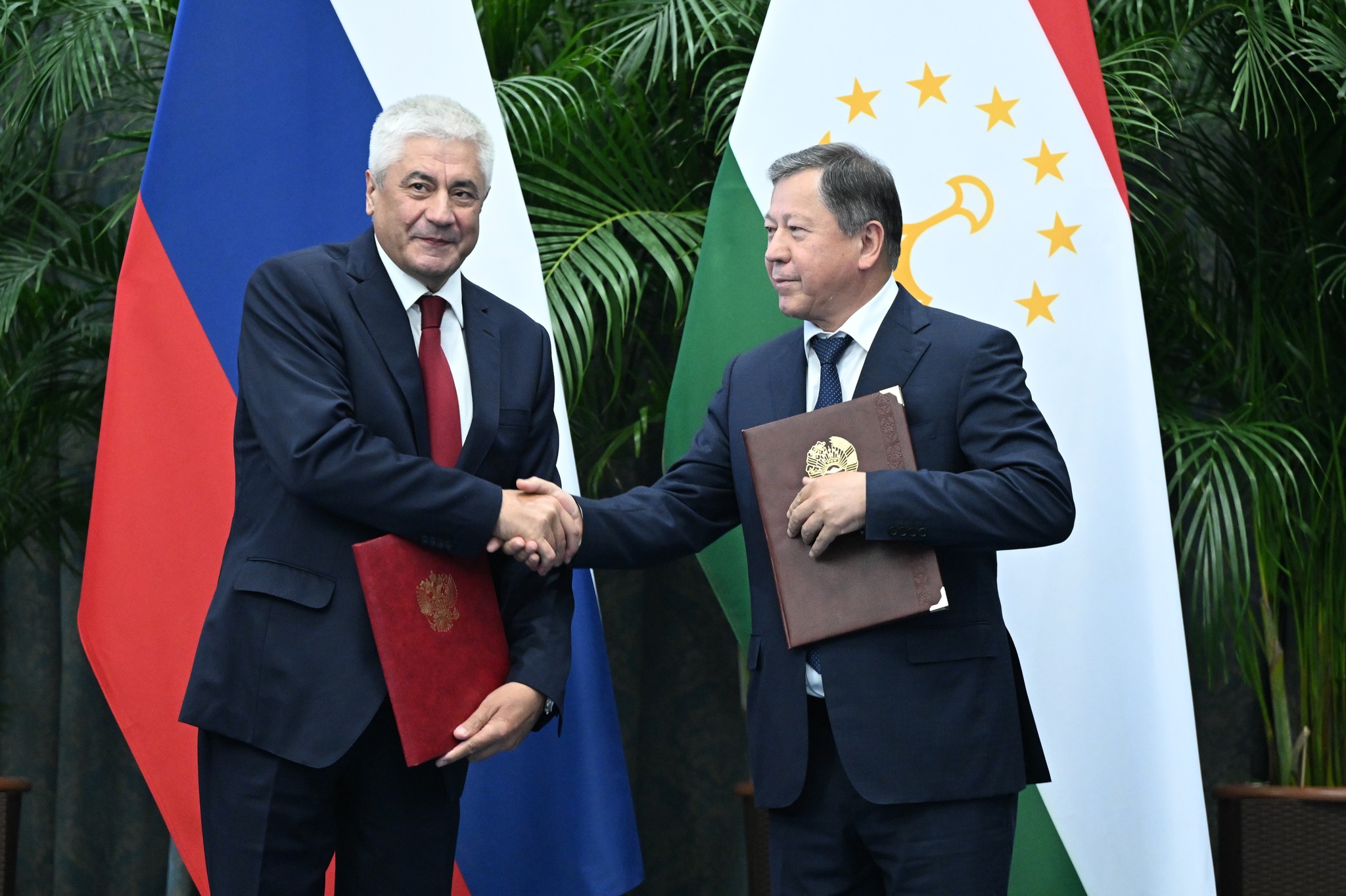 ﻿Маросими имзо ва табодули санадҳои ҳамкорӣ миёни Тоҷикистону Русия img