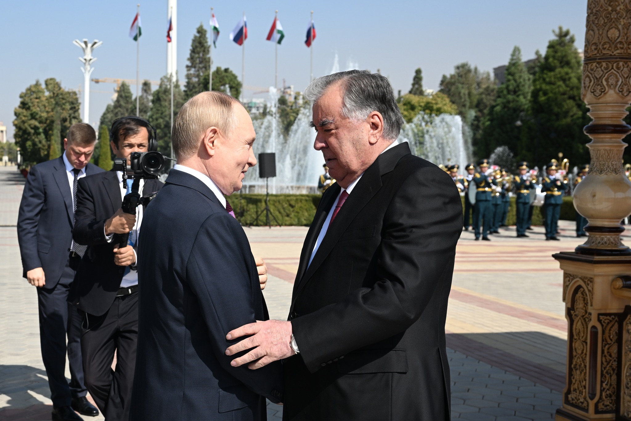 ﻿Оғози сафари давлатии Президенти Федератсияи Русия ба Тоҷикистон ва маросими истиқбол дар Қасри миллат img