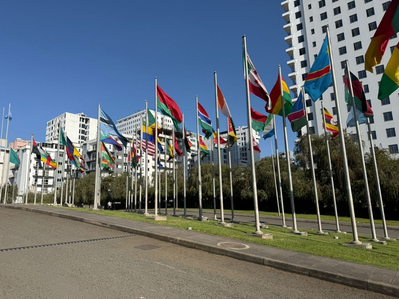 ﻿«Омӯзгорон ояндаро месозанд» img