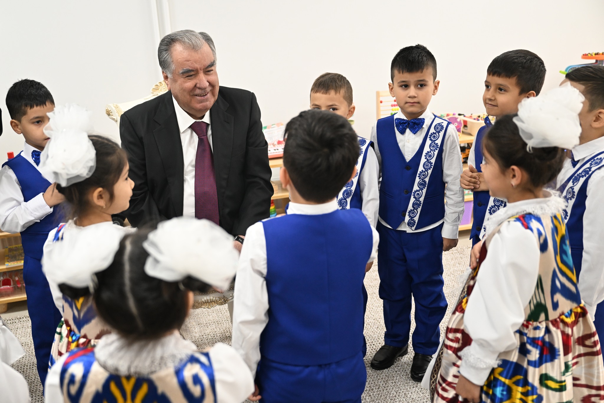 ﻿Ба истифода додани Муассисаи томактабии Аркон, тариқи маҷозӣ ифтитоҳи Гимназияву муассисаи таҳсилоти миёнаи умумӣ дар шаҳри Хуҷанд, муассисаи таҳсилоти миёнаи умумӣ ва майдончаи варзишӣ дар ноҳияи Айнӣ img