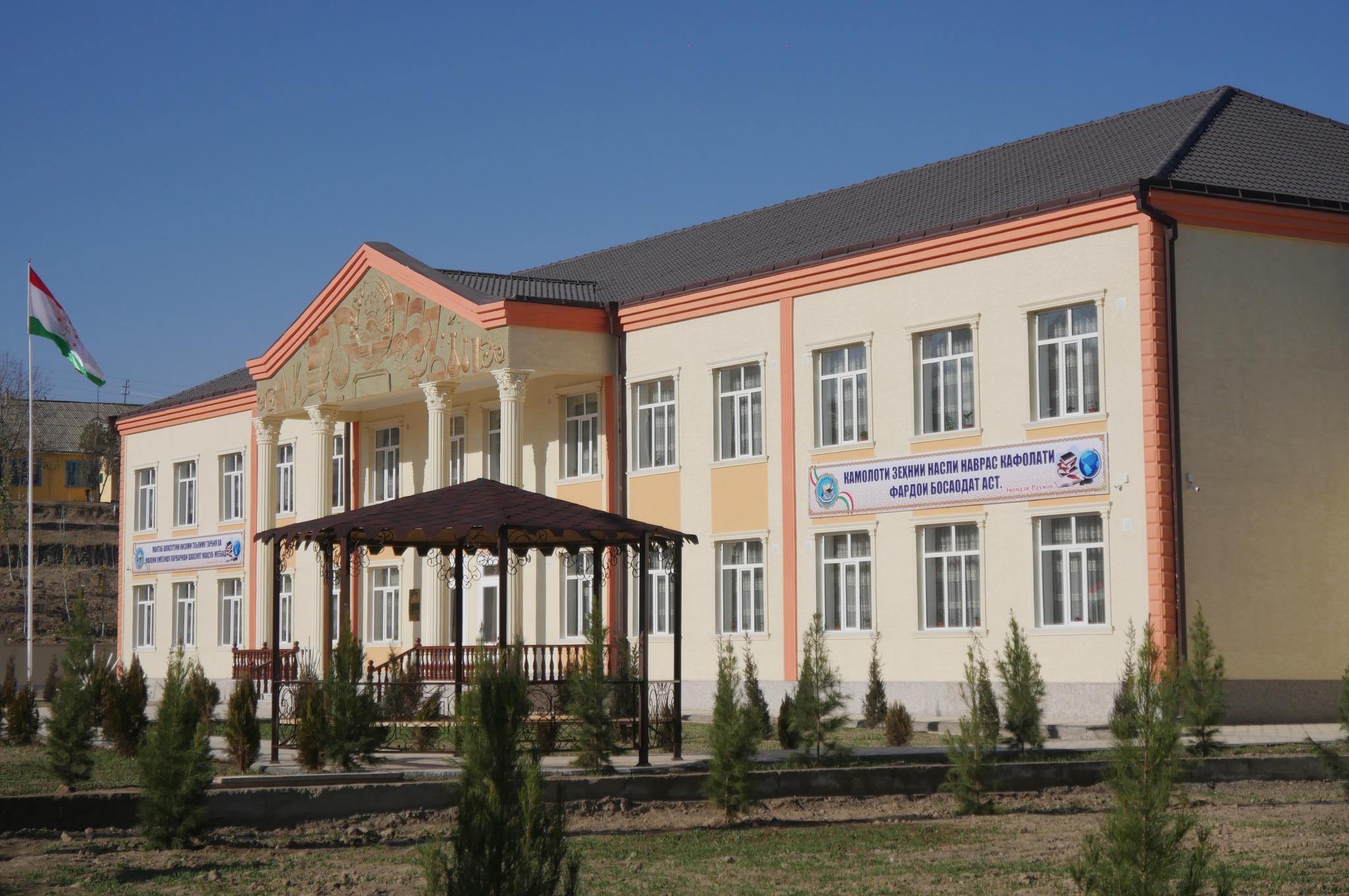 Ифтитоҳи маҷозии 2 муассисаи тандурустӣ, 1 бонк, 4 муассисаи таҳсилоти миёнаи умумӣ ва 3 кӯдакистон дар шаҳри Истаравшан img