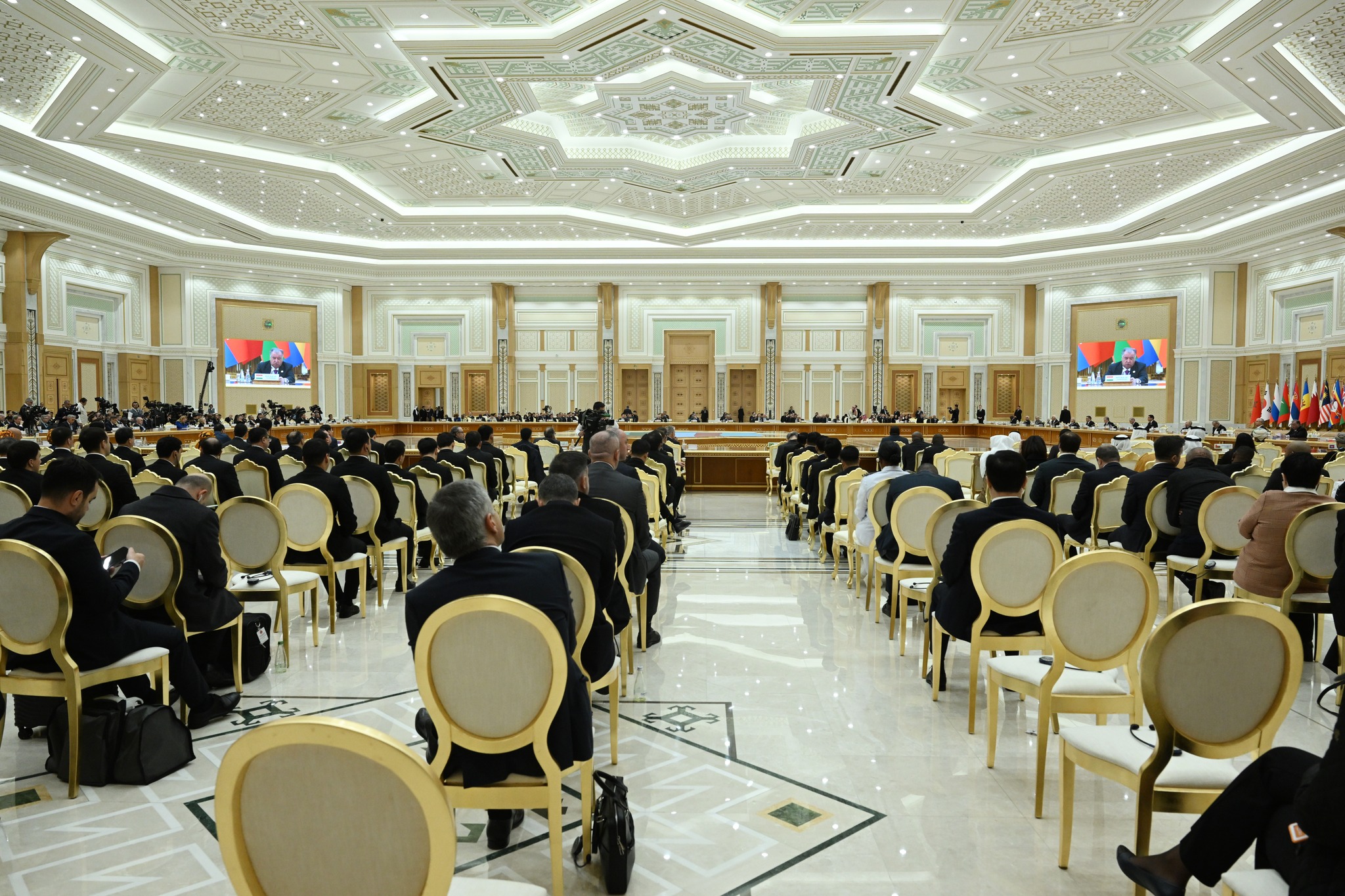 ﻿Иштирок ва суханронӣ дар Форуми байналмилалии сулҳ ва эътимод дар Ашхобод img