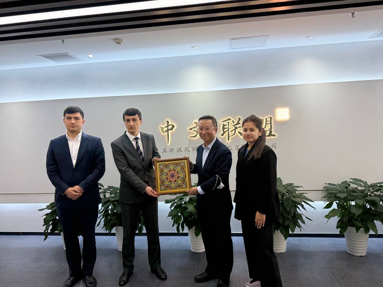 ВОХӮРӢ БО РОҲБАРИЯТИ МУАССИСАҲОИ МАРБУТАИ ҶУМҲУРИИ МАРДУМИИ ЧИН ОИД БА ТАТБИҚИ СЕРТИФИКАТИ БАЙНАЛМИЛАЛИИ HSK img