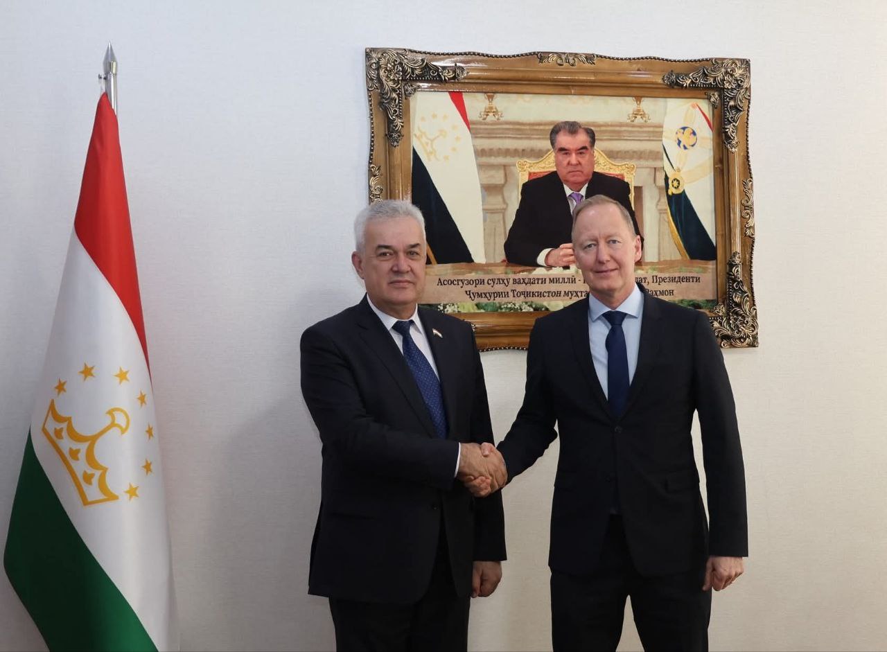 ВОХӮРИИ ВАЗИРИ МАОРИФ ВА ИЛМ БО НАМОЯНДАИ ШИРКАТИ «ЭФЕКТА»-И БРИТАНИЯИ КАБИР img