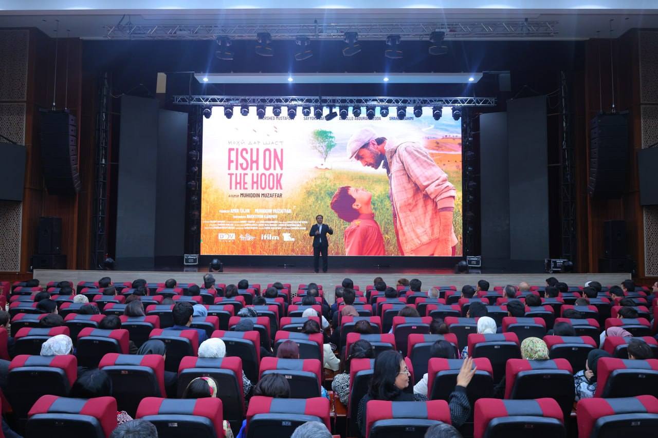 НАМОИШИ ФИЛМИ «МОҲӢ ДАР ШАСТ» БАРОИ КОРМАНДОНИ СОҲАИ МАОРИФ ВА ИЛМ img