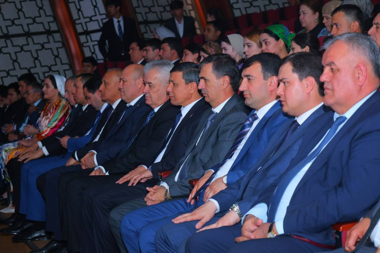 НАМОИШИ ФИЛМИ «МОҲӢ ДАР ШАСТ» БАРОИ КОРМАНДОНИ СОҲАИ МАОРИФ ВА ИЛМ img