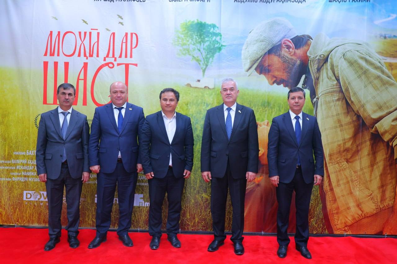 НАМОИШИ ФИЛМИ «МОҲӢ ДАР ШАСТ» БАРОИ КОРМАНДОНИ СОҲАИ МАОРИФ ВА ИЛМ img