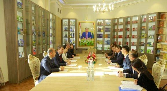 Байни Донишгоҳи байналмилалии забонҳои хориҷии Тоҷикистон ва Донишгоҳи Синзяни Чин созишномаи нави ҳамкорӣ ба имзо расид img