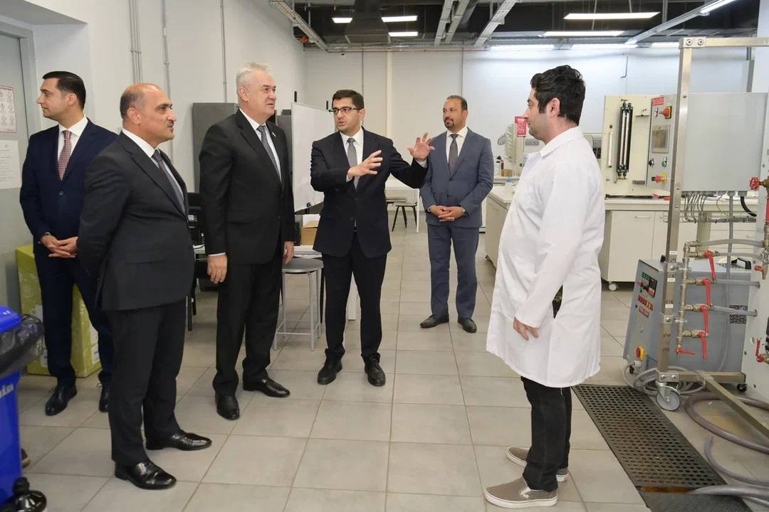 ВАЗИРИ МАОРИФ ВА ИЛМИ ҶУМҲУРИИ ТОҶИКИСТОН АЗ ДОНИШГОҲИ ДАВЛАТИИ НЕФТ ВА САНОАТИ ОЗАРБОЙҶОН БОЗДИД НАМУД img