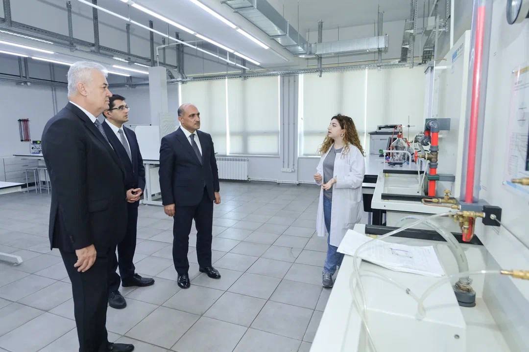 ВАЗИРИ МАОРИФ ВА ИЛМИ ҶУМҲУРИИ ТОҶИКИСТОН АЗ ДОНИШГОҲИ ДАВЛАТИИ НЕФТ ВА САНОАТИ ОЗАРБОЙҶОН БОЗДИД НАМУД img