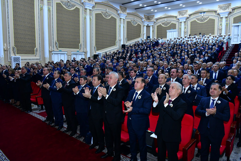 Суханронӣ дар мулоқот бо роҳбарону фаъолони вилояти Суғд ба ифтихори ҷашни 35-солагии истиқлоли давлатии Ҷумҳурии Тоҷикистон img