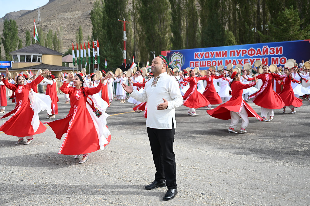 Гусели Пешвои миллат дар фурудгоҳи шаҳри Хоруғ img