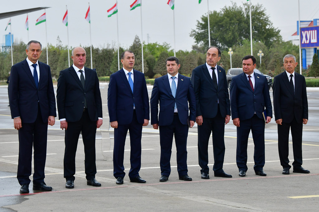 Гусел аз Фурудгоҳи байналмилалии Кӯлоб img