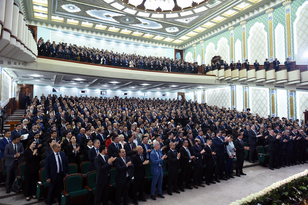 Суханронӣ дар мулоқот бо соҳибкорону сармоягузорони мамлакат img