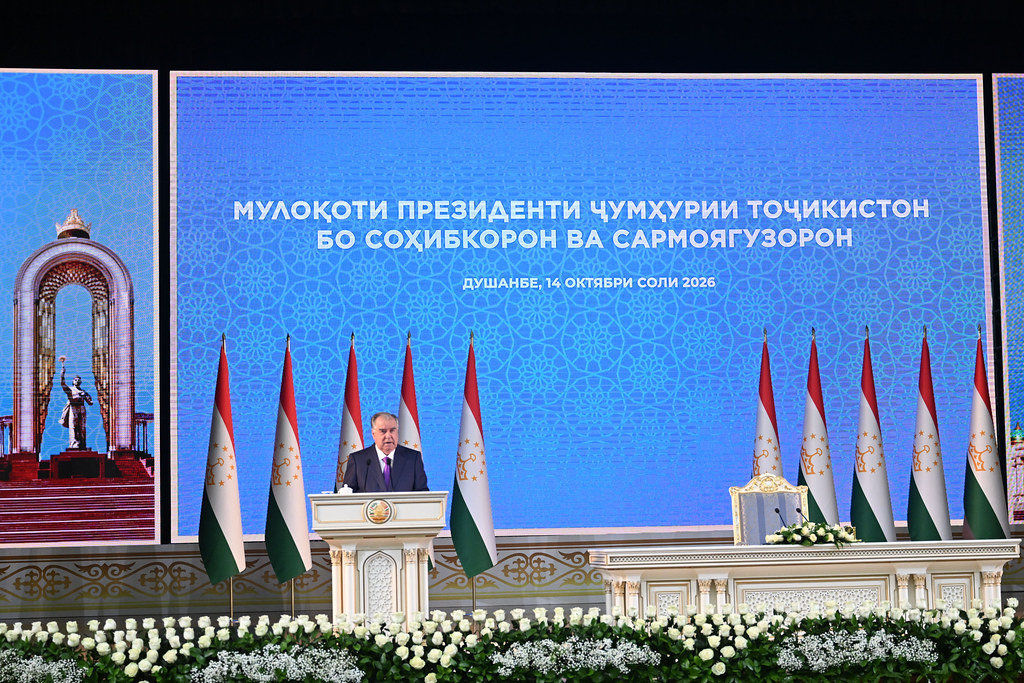 Суханронӣ дар мулоқот бо соҳибкорону сармоягузорони мамлакат img