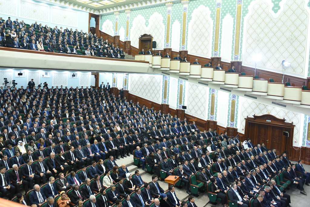 Суханронӣ дар мулоқот бо соҳибкорону сармоягузорони мамлакат img