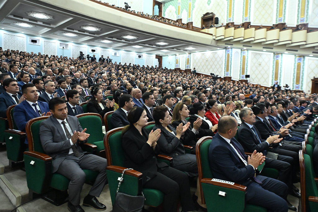 Суханронӣ дар мулоқот бо соҳибкорону сармоягузорони мамлакат img